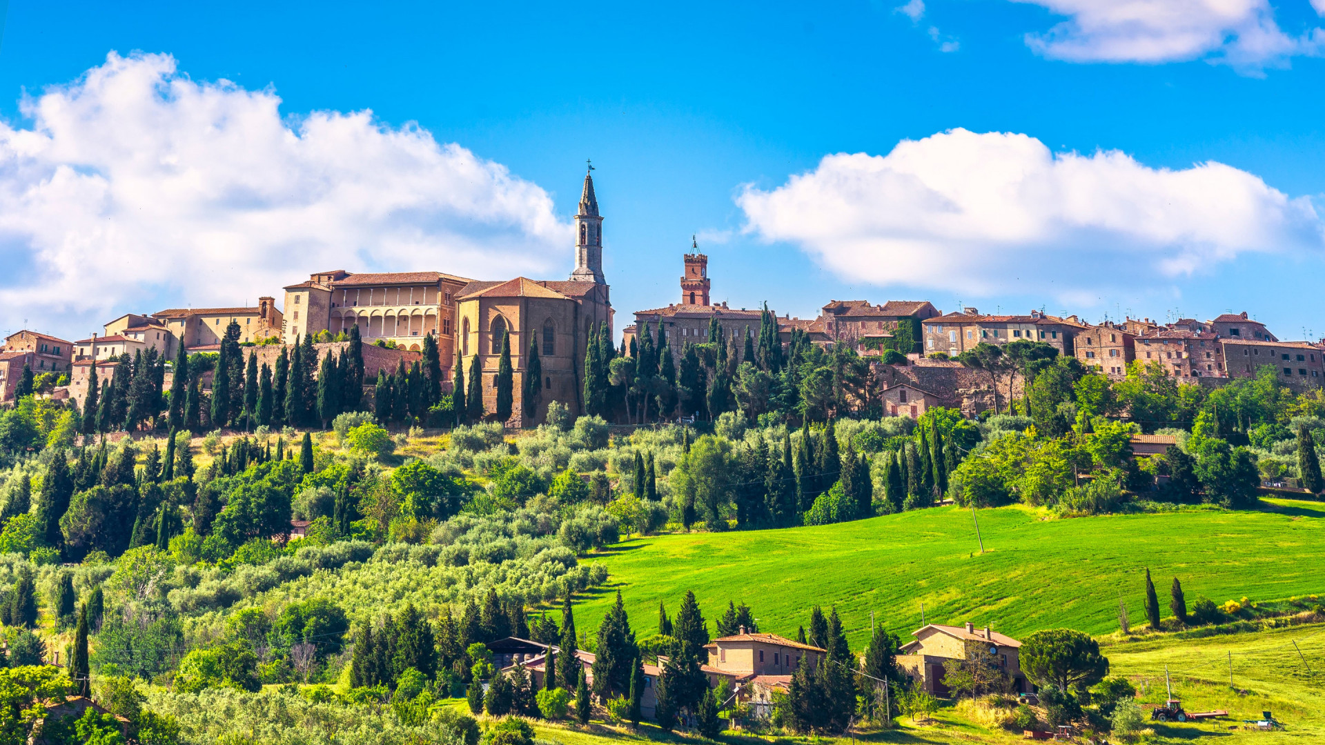 Toscane - Pienza - zicht op stad vanuit groene omgeving - werelderfgoed